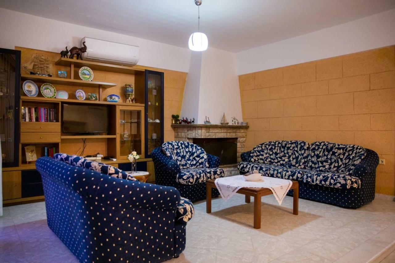Stegnailion Apartment อาร์คานเยโลส ภายนอก รูปภาพ